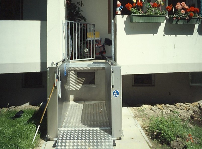 Zugang zur Wohnung über einen Hublift außen zwischen zwei Balkonen