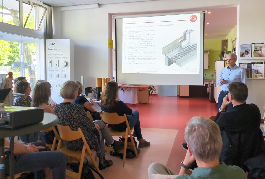 Vortrag bei kom.fort. In einer Powerpoint Präsentation wird eine Konzept für eine schwellenlose Tür vorgestellt.