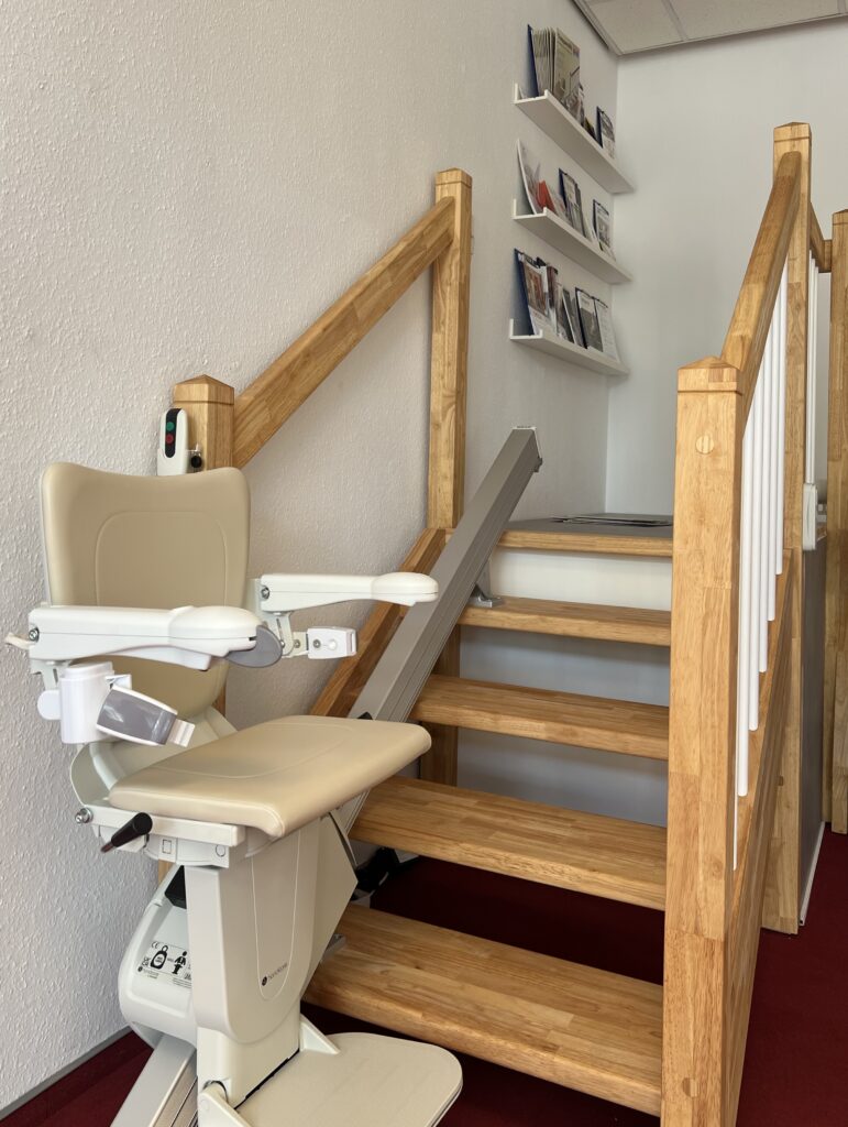Ein gerader Treppenlift in der Ausstellung von KomFort.