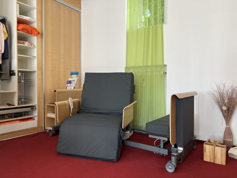 Pflegebett mit Aufstehhilfe durch Rotation in aufgerichteter Position.